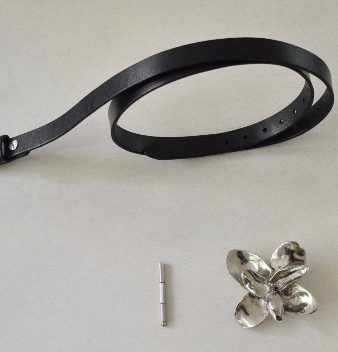Magnolia belt-pin hair