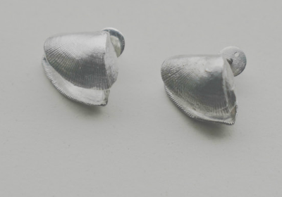 LA MAREA almejas earrings