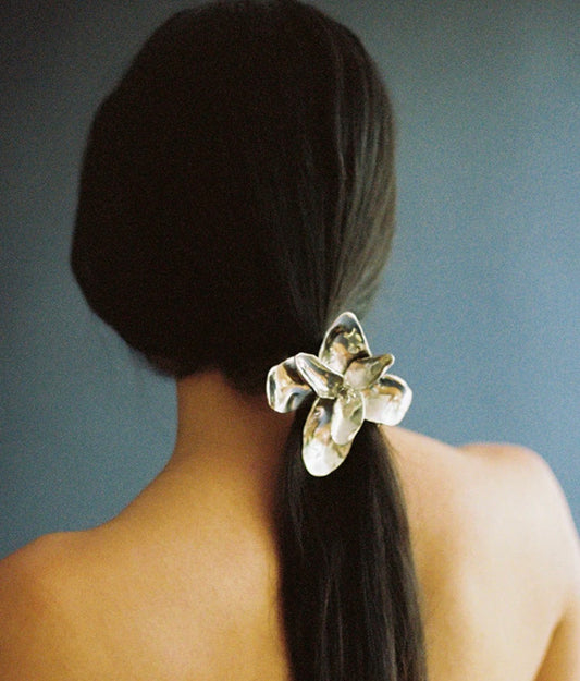Magnolia belt-pin hair