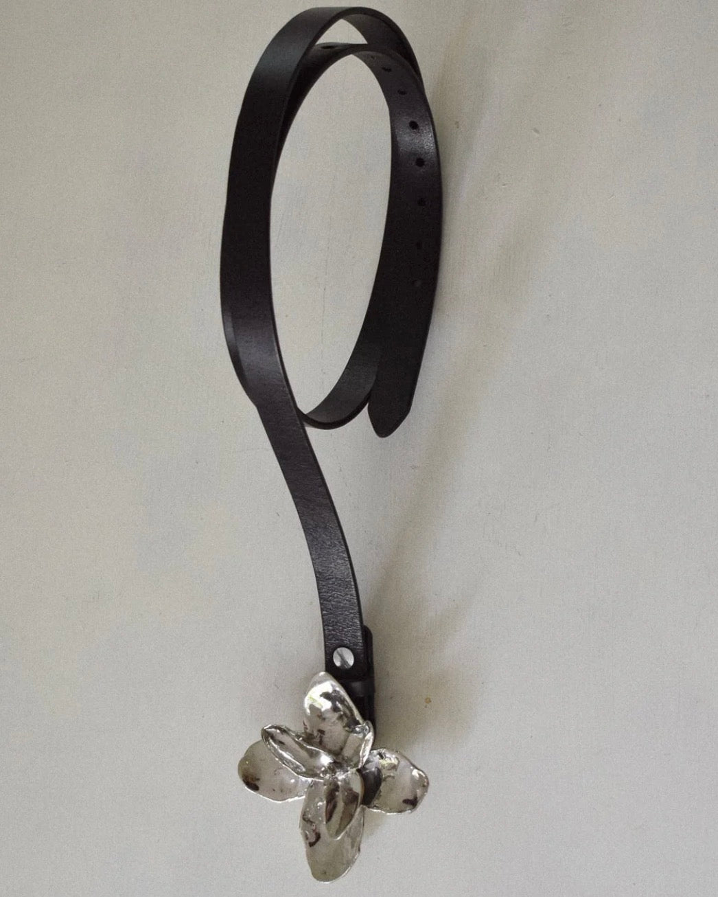 Magnolia belt-pin hair